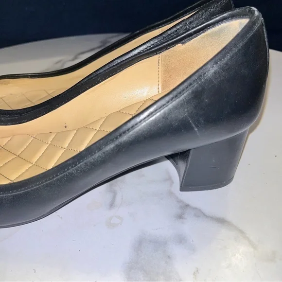 Michael Kors Black Leather Kiara Mid PumpHeels with Gold Tone Hardware sz 10 - Picture 3 of 9